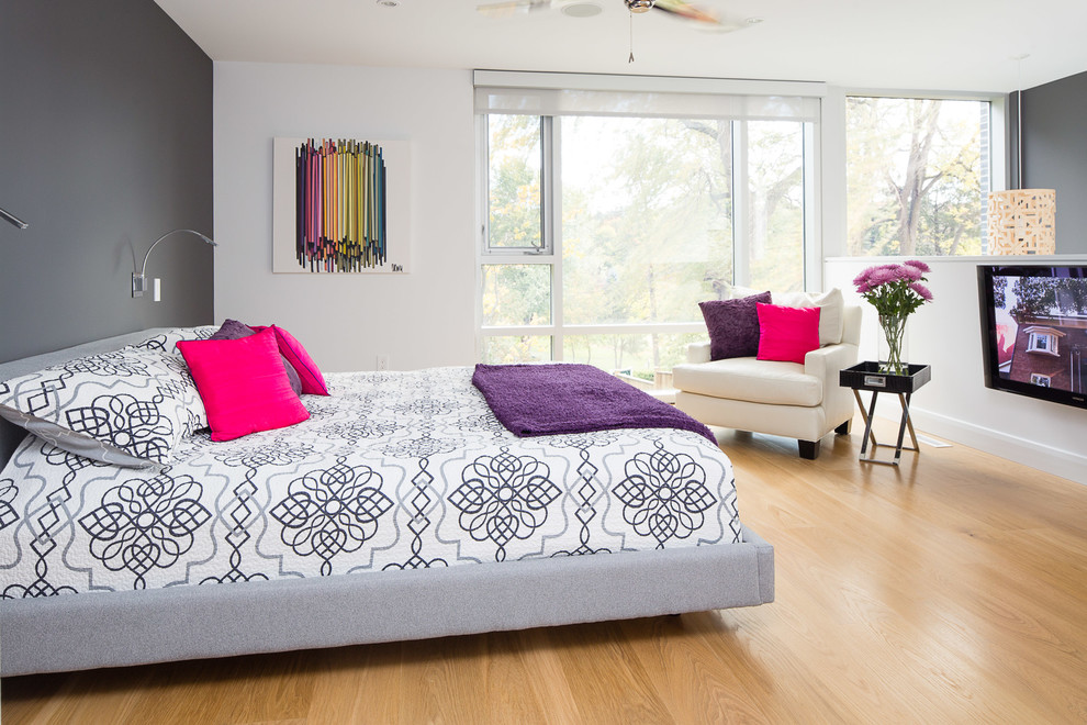 Источник вдохновения для домашнего уюта: спальня на антресоли в современном стиле с серыми стенами, паркетным полом среднего тона и телевизором