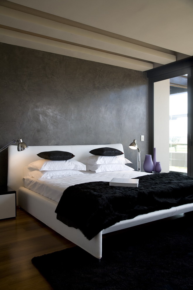 Foto di una camera da letto contemporanea con pareti marroni, parquet scuro, pavimento marrone e letto davanti alla finestra