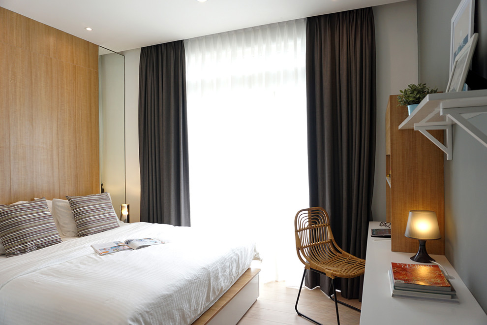 Kleines Modernes Hauptschlafzimmer ohne Kamin mit grauer Wandfarbe, Laminat und beigem Boden in Sonstige