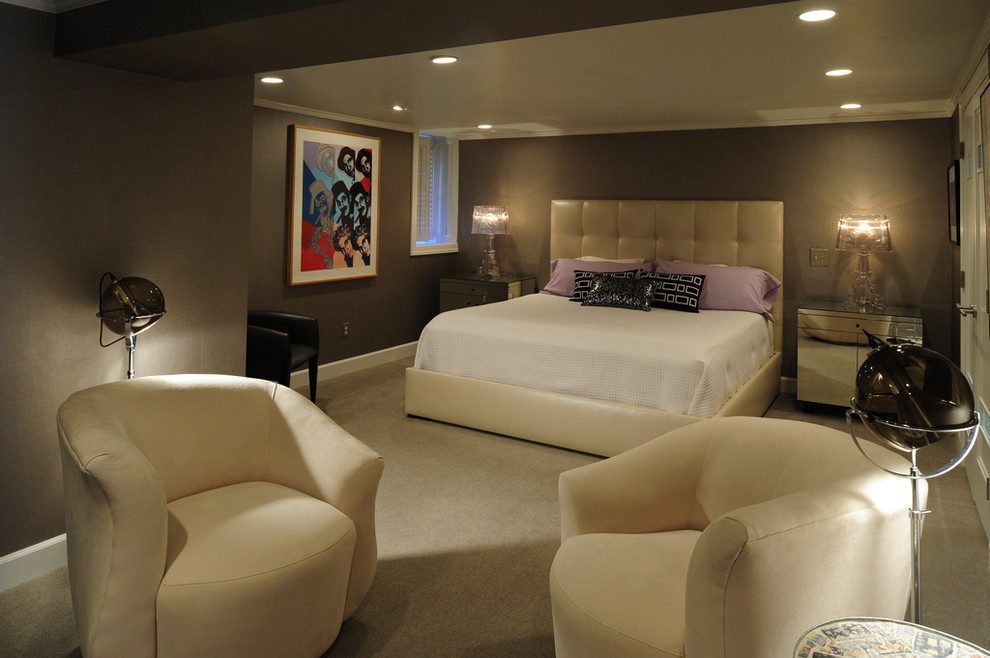 На фото: спальня в стиле фьюжн с коричневыми стенами и ковровым покрытием с