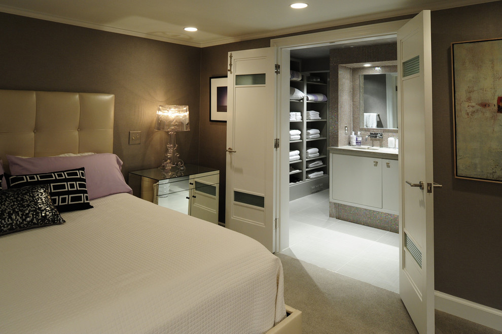 Cette image montre une chambre avec moquette design avec aucune cheminée et un mur marron.