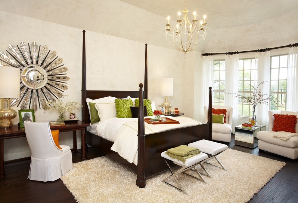 Klassisches Schlafzimmer ohne Kamin mit beiger Wandfarbe und dunklem Holzboden in Dallas