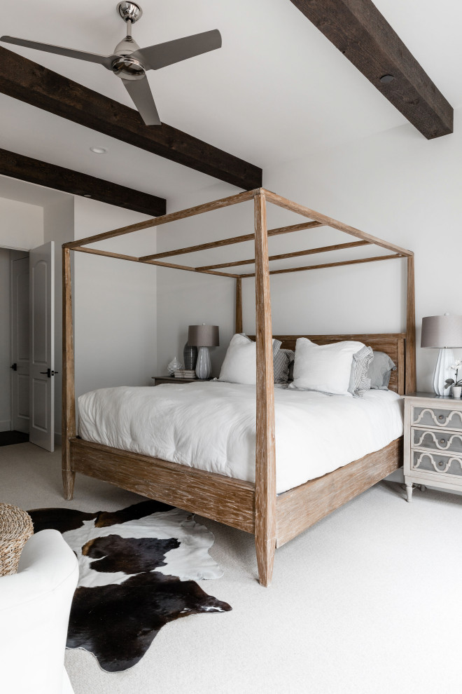 Пример оригинального дизайна: большая хозяйская спальня в средиземноморском стиле с белыми стенами и белым полом