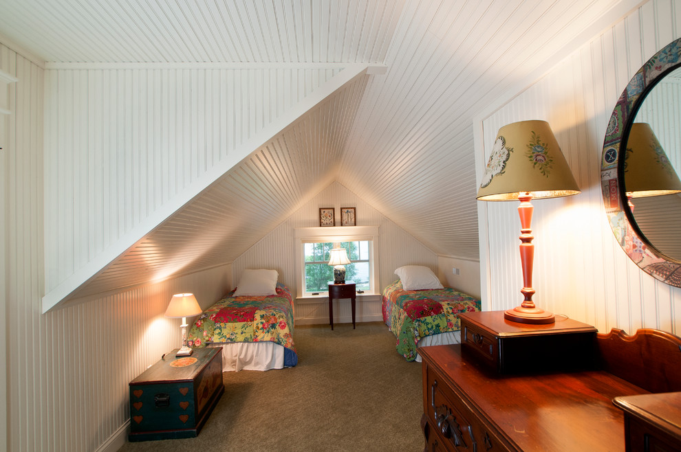 Klassisches Schlafzimmer ohne Kamin mit weißer Wandfarbe und Teppichboden in Milwaukee