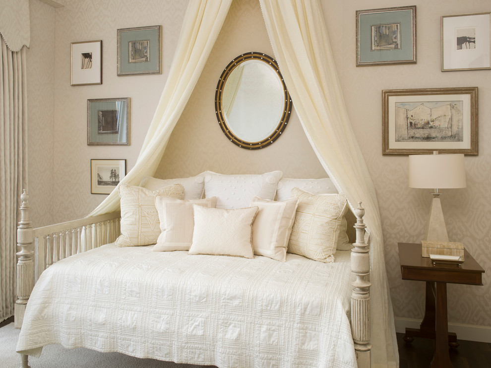 Imagen de habitación de invitados clásica con paredes beige