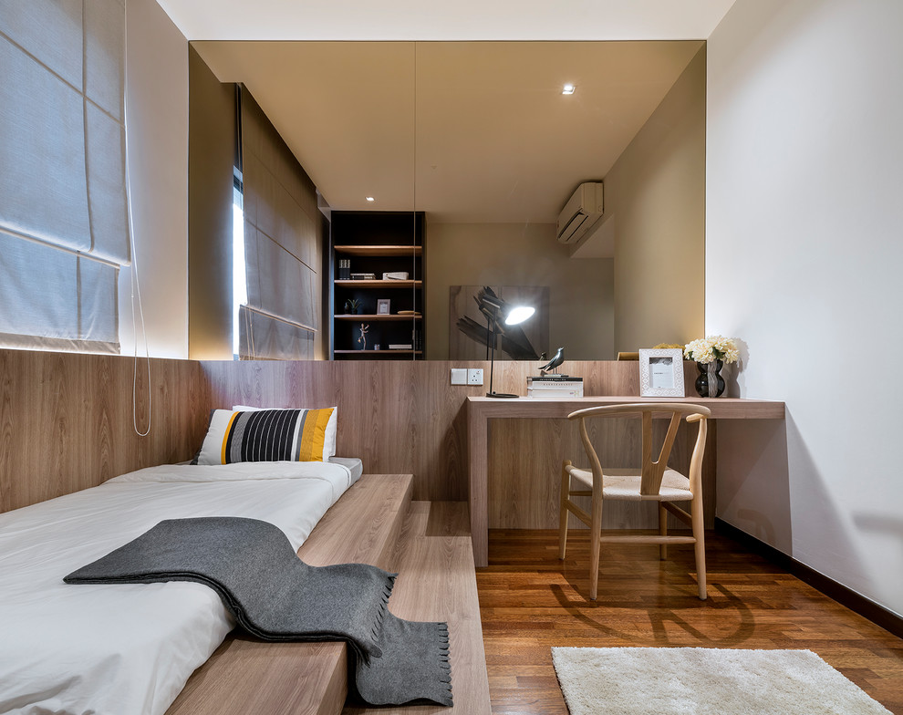 Стильный дизайн: спальня в современном стиле с белыми стенами, паркетным полом среднего тона и коричневым полом - последний тренд