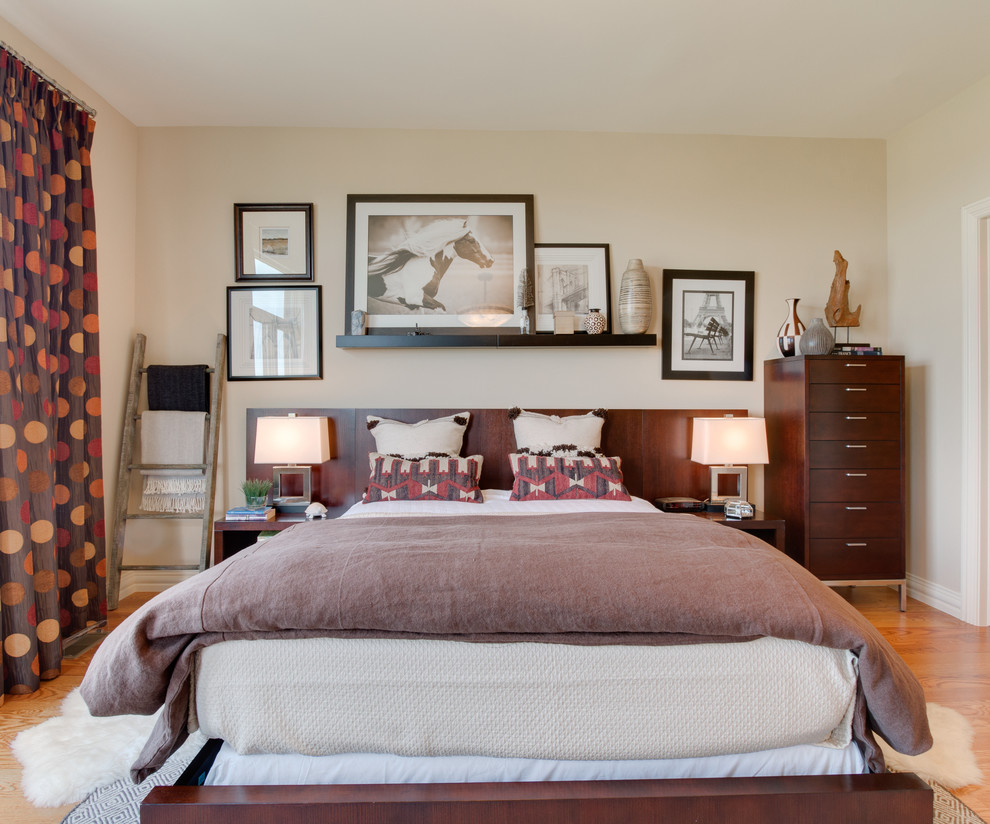 Großes Modernes Gästezimmer mit beiger Wandfarbe und braunem Holzboden in Denver