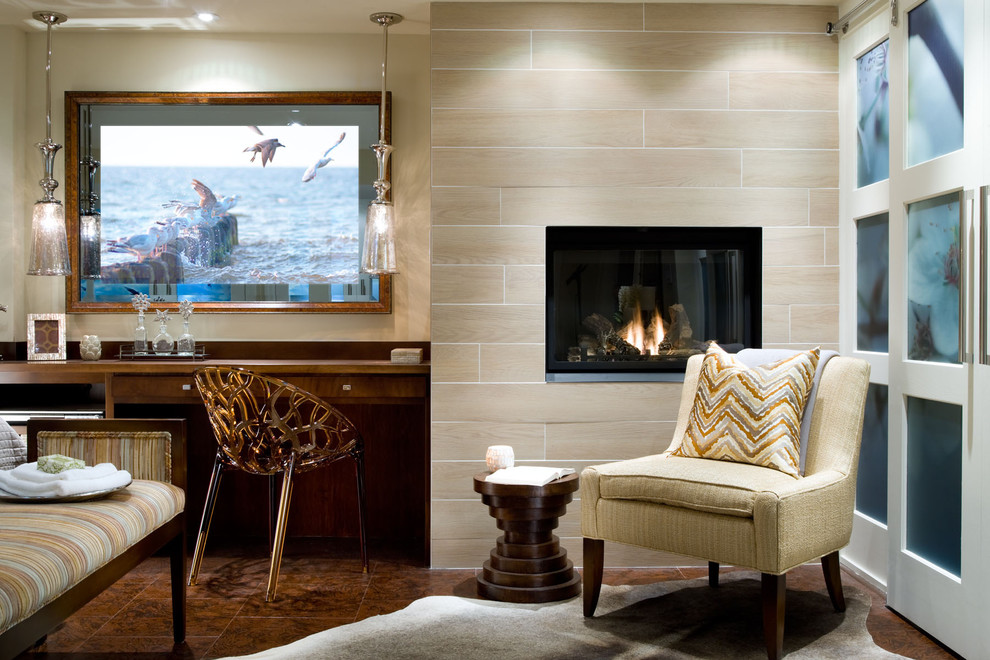 Cette image montre une chambre d'amis de taille moyenne avec un mur beige, cheminée suspendue, un manteau de cheminée en carrelage, un sol marron et un sol en marbre.