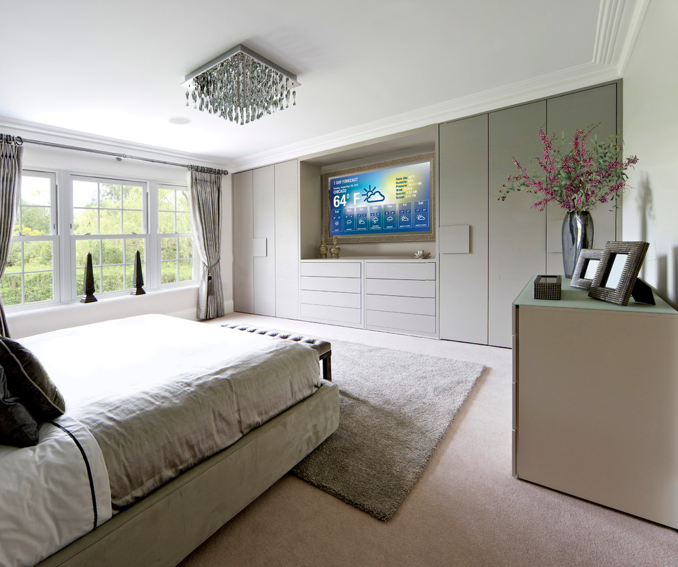 Foto de dormitorio principal clásico renovado de tamaño medio sin chimenea con paredes blancas, moqueta y suelo beige