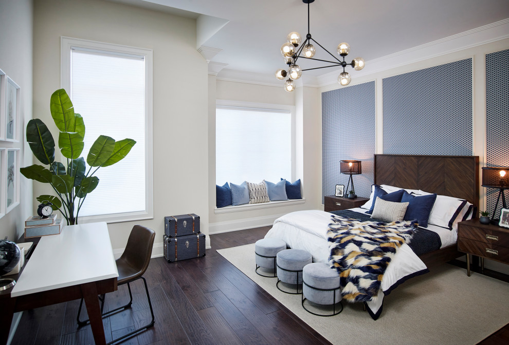 Großes Klassisches Gästezimmer mit weißer Wandfarbe, dunklem Holzboden, braunem Boden und Wandpaneelen in Toronto
