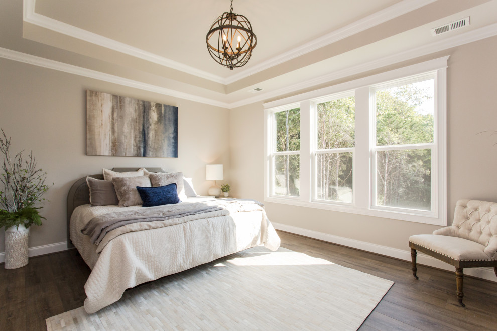 Foto di una camera da letto chic con pareti beige, parquet scuro e pavimento marrone