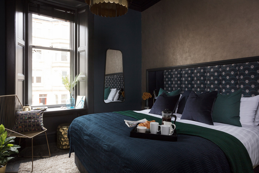 Свежая идея для дизайна: спальня в современном стиле с черными стенами и черным полом - отличное фото интерьера
