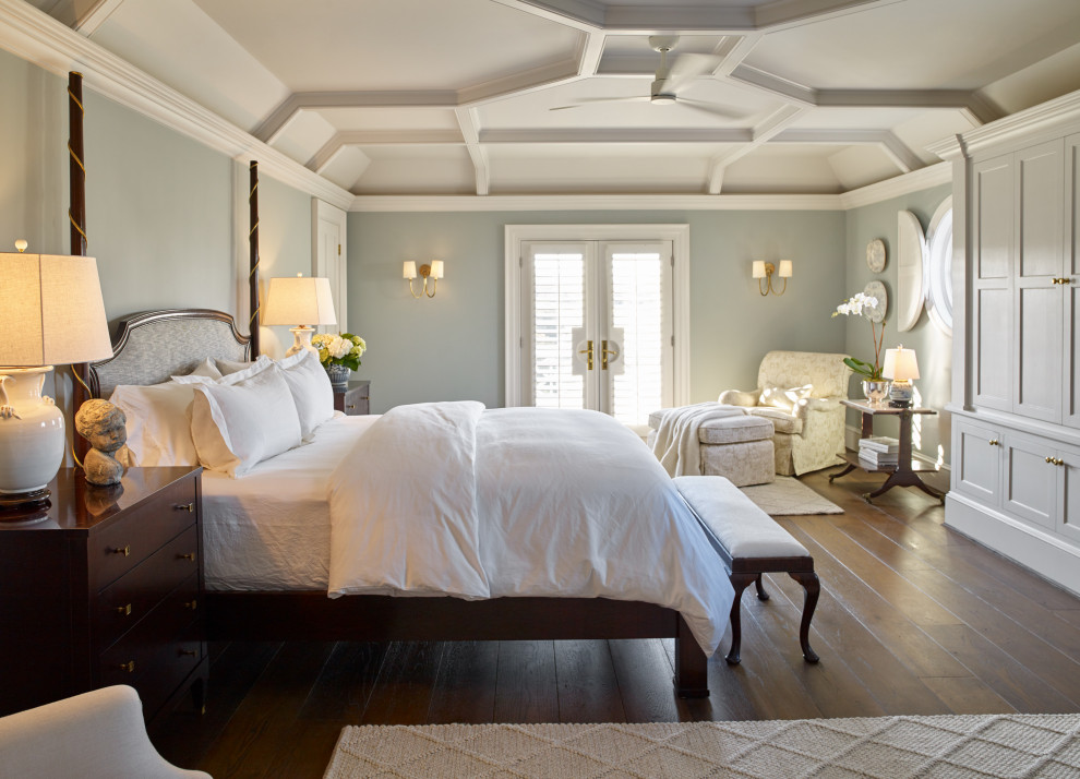 Идея дизайна: большая хозяйская спальня в классическом стиле с паркетным полом среднего тона, коричневым полом, многоуровневым потолком и серыми стенами