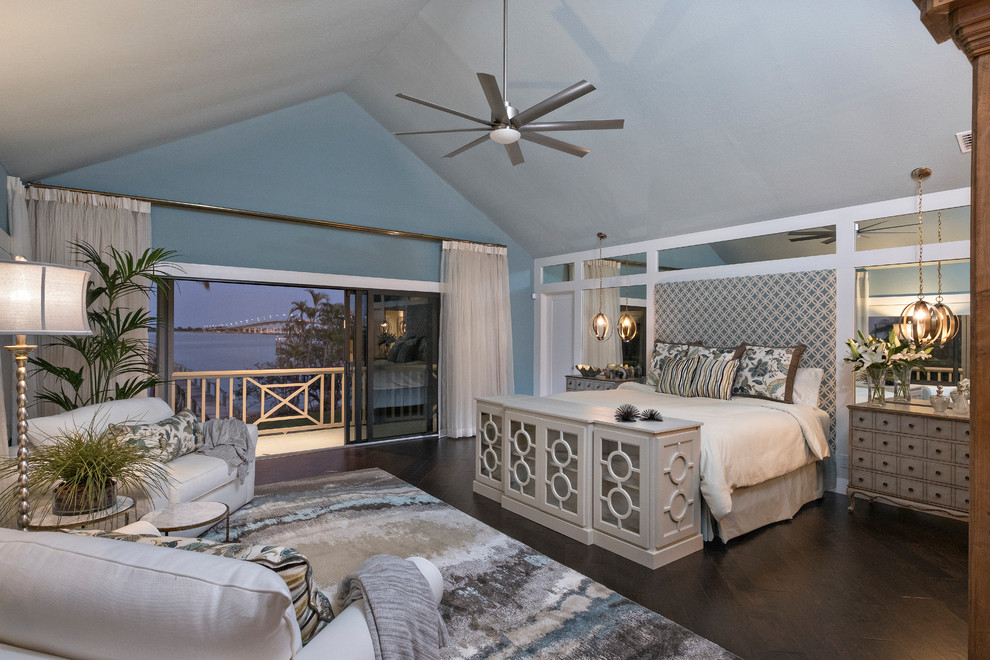 Foto de dormitorio principal costero de tamaño medio sin chimenea con paredes azules y suelo de madera oscura