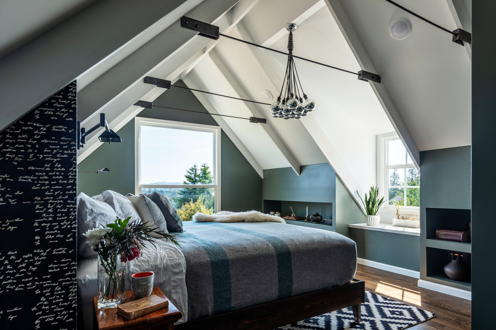 Mittelgroßes Landhausstil Hauptschlafzimmer mit dunklem Holzboden und grüner Wandfarbe in Seattle