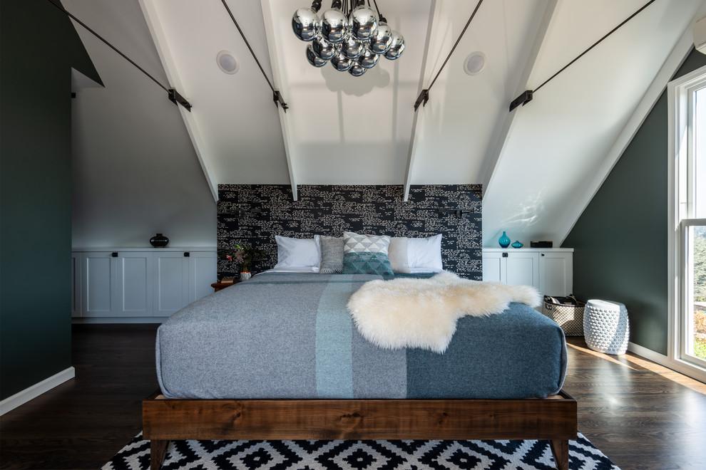 Imagen de dormitorio principal campestre de tamaño medio con suelo de madera oscura y paredes verdes