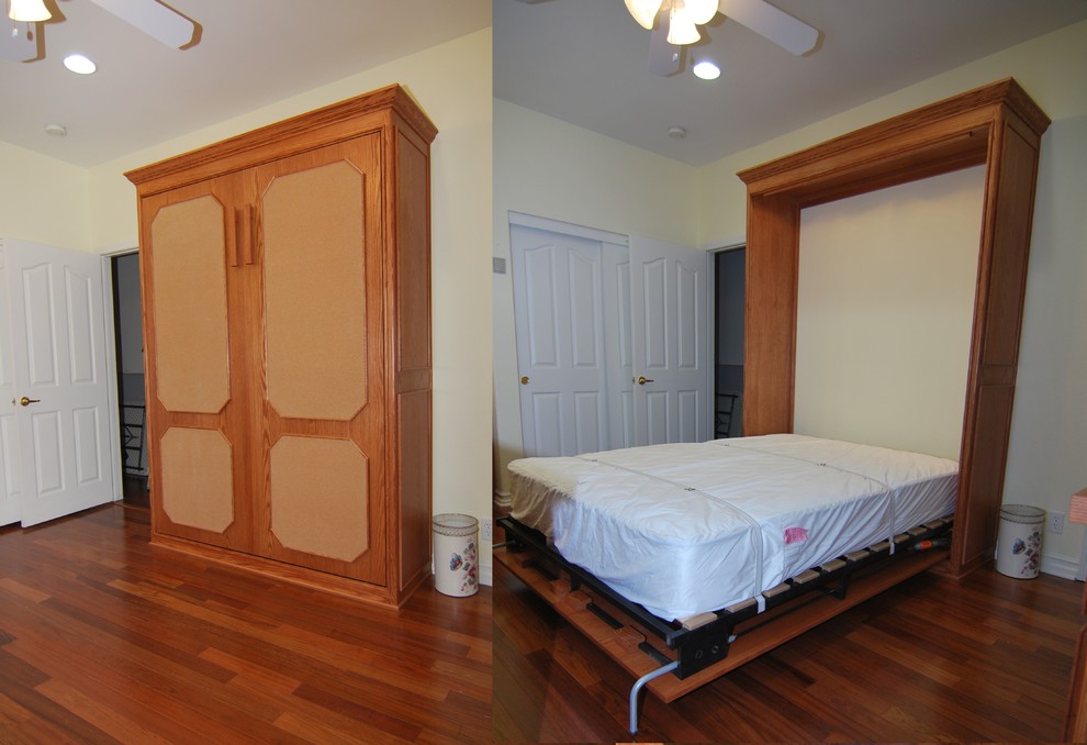 Idées déco pour une chambre d'amis classique de taille moyenne avec un mur beige, un sol en bois brun, aucune cheminée et un sol marron.