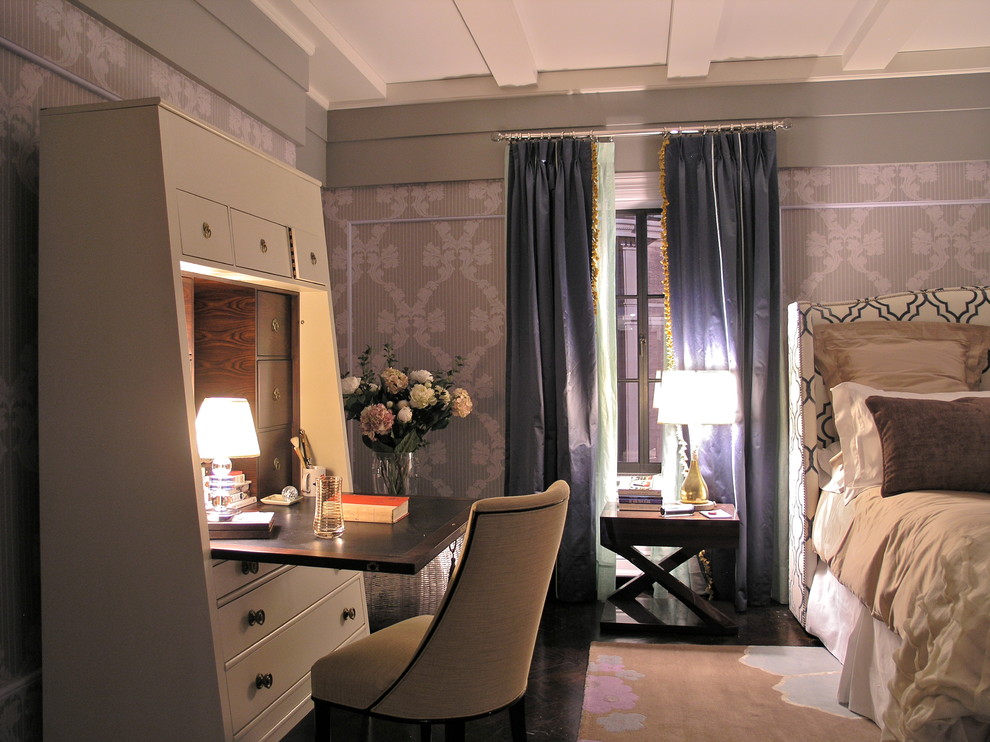 Klassisches Schlafzimmer mit grauer Wandfarbe in New York