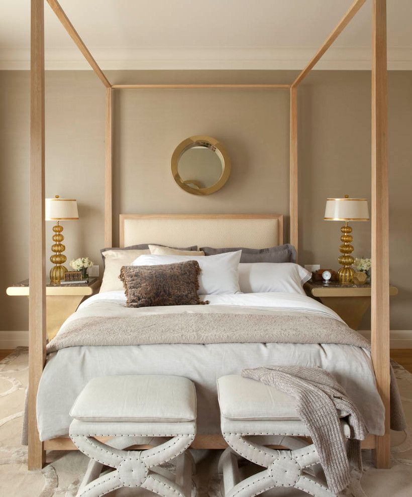 Cette photo montre une chambre chic avec un mur beige et un sol en bois brun.