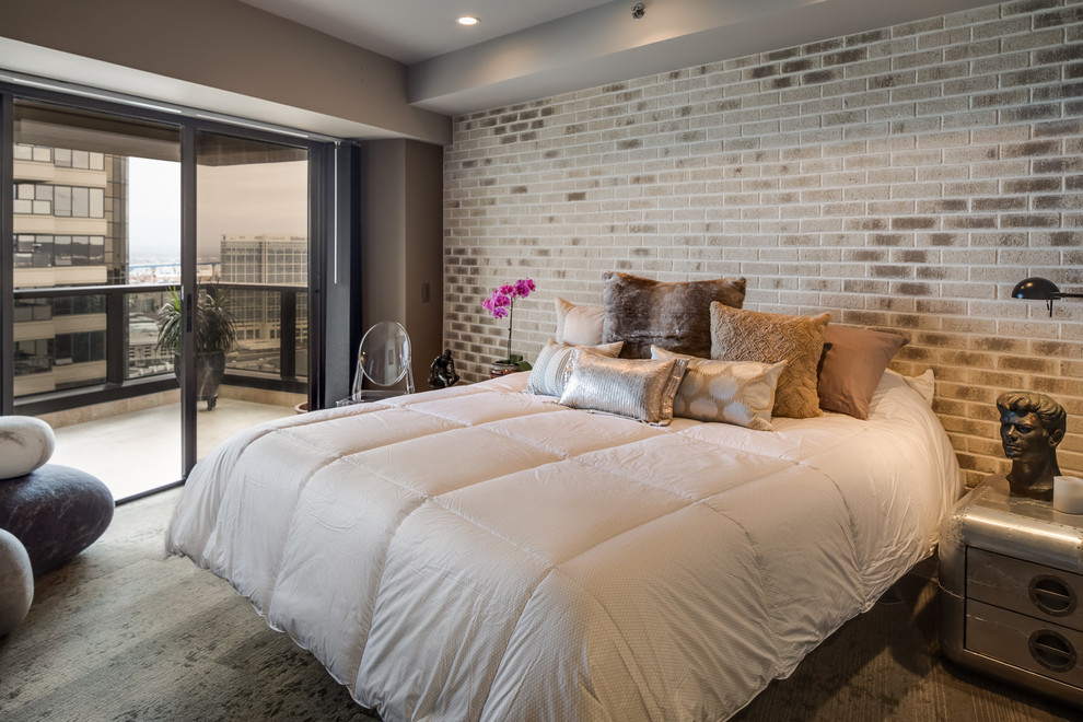 Idee per una camera matrimoniale contemporanea di medie dimensioni con pareti beige, pavimento in gres porcellanato e pavimento marrone