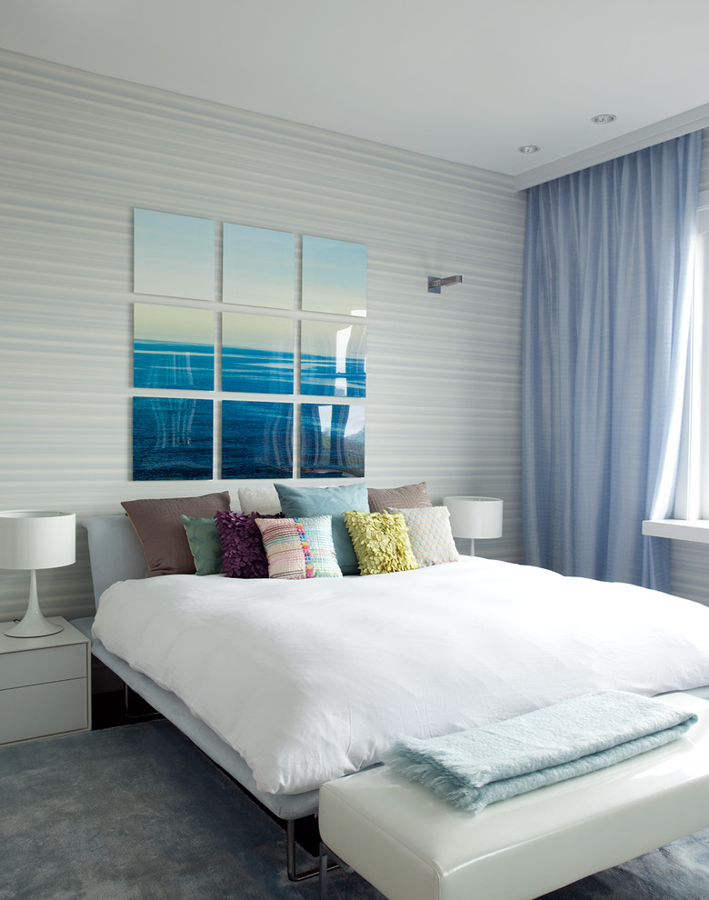 На фото: хозяйская спальня среднего размера в современном стиле с синими стенами, ковровым покрытием, синим полом и синими шторами