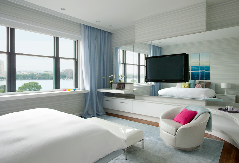 Ejemplo de dormitorio principal moderno de tamaño medio con paredes azules, moqueta y suelo azul