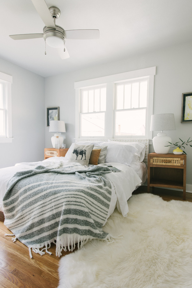 Foto de dormitorio tradicional renovado con paredes blancas, suelo de madera en tonos medios y suelo marrón