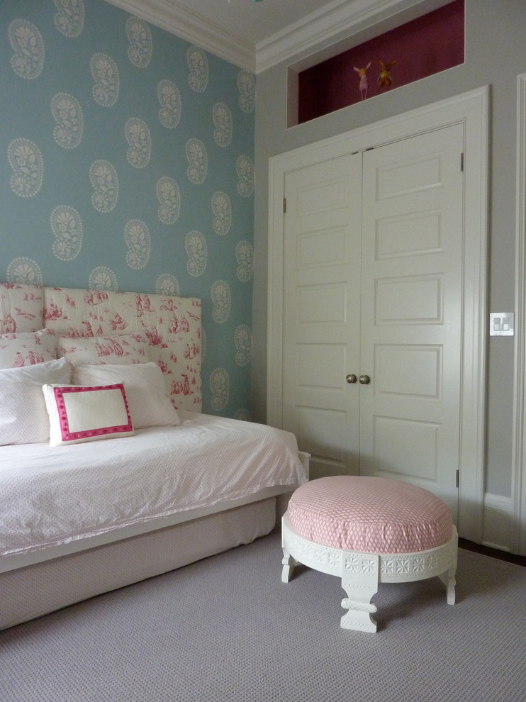 Imagen de dormitorio tradicional renovado de tamaño medio sin chimenea con paredes multicolor y suelo de madera oscura