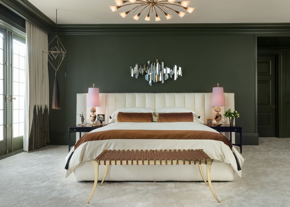 Стильный дизайн: огромная хозяйская спальня в современном стиле с черными стенами и ковровым покрытием - последний тренд