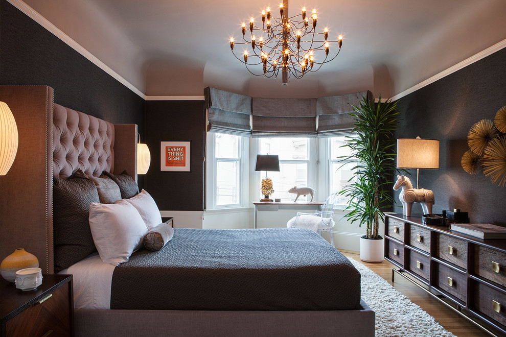 Источник вдохновения для домашнего уюта: хозяйская спальня среднего размера в стиле модернизм с черными стенами и паркетным полом среднего тона