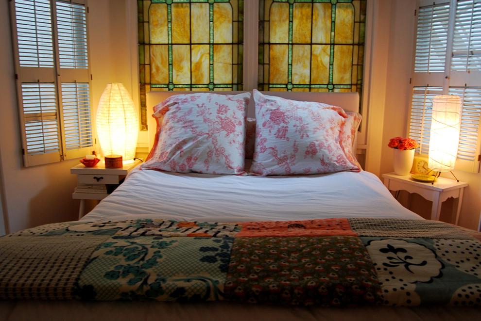 Stilmix Schlafzimmer mit beiger Wandfarbe in San Francisco