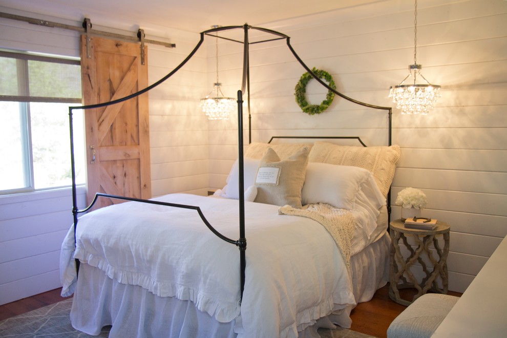 На фото: спальня среднего размера в стиле кантри с белыми стенами и паркетным полом среднего тона без камина