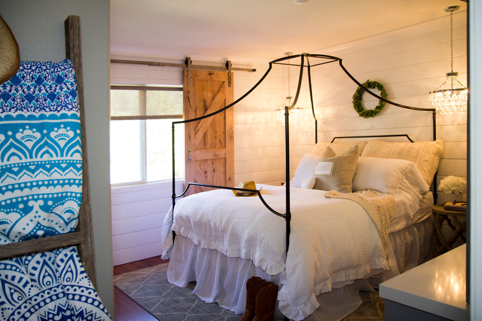 Idée de décoration pour une chambre champêtre de taille moyenne avec un mur blanc, un sol en bois brun et aucune cheminée.