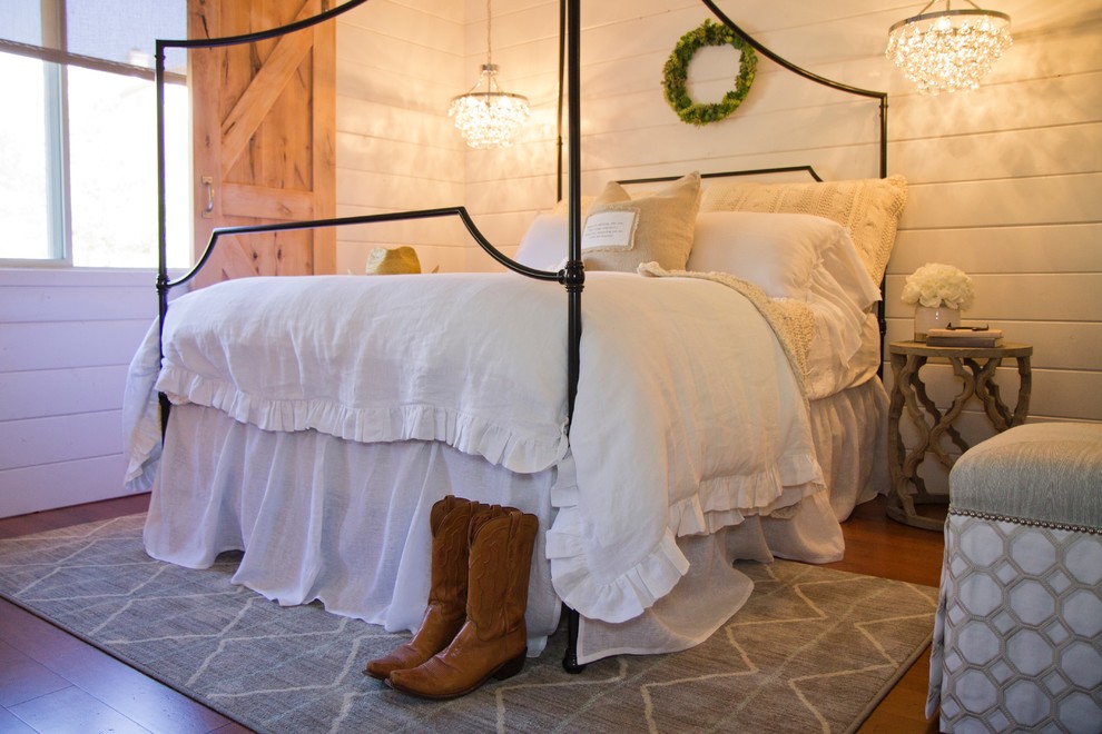 Пример оригинального дизайна: спальня среднего размера в стиле кантри с белыми стенами и паркетным полом среднего тона без камина
