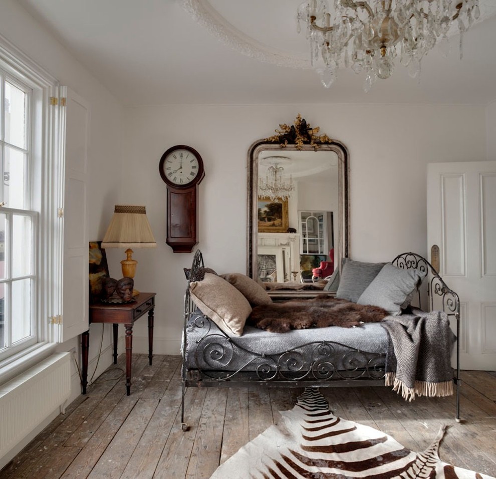 Inspiration för shabby chic-inspirerade sovrum, med vita väggar och mellanmörkt trägolv
