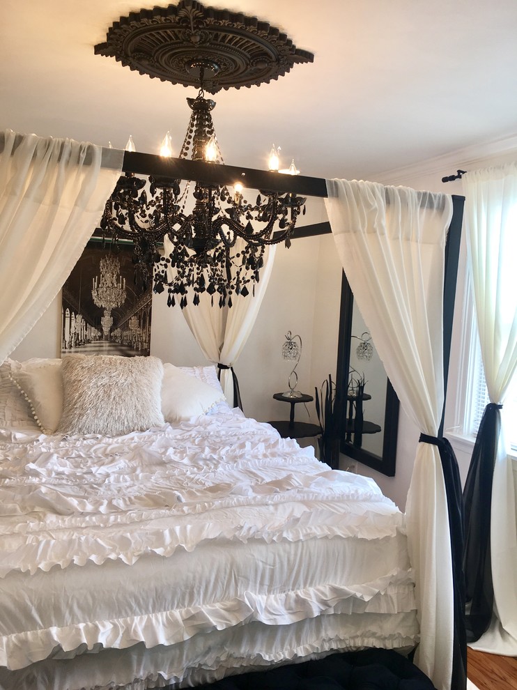 На фото: хозяйская спальня среднего размера в стиле шебби-шик с