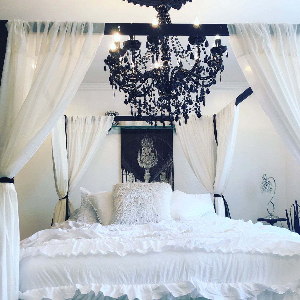 Источник вдохновения для домашнего уюта: хозяйская спальня среднего размера в стиле шебби-шик с подвесным камином