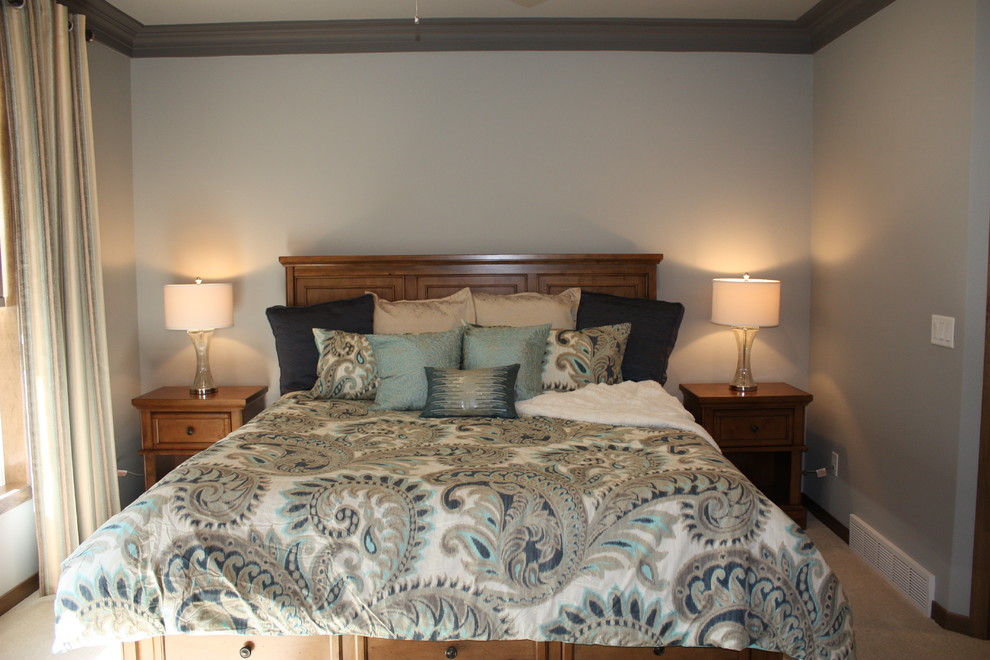 Ejemplo de dormitorio principal romántico de tamaño medio con paredes grises y moqueta