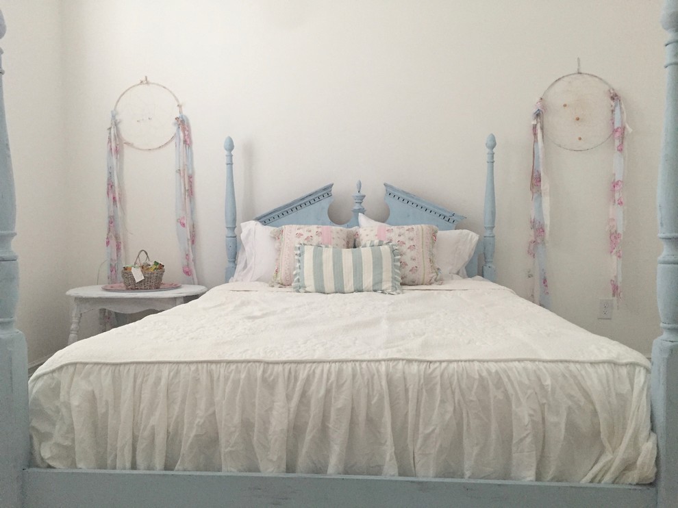 Mittelgroßes Shabby-Style Gästezimmer mit weißer Wandfarbe in Miami