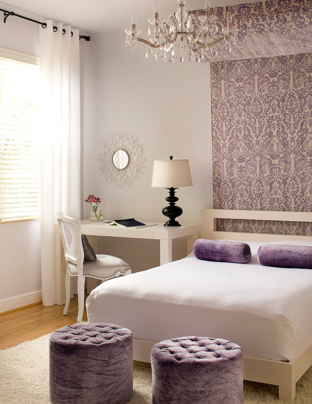Идея дизайна: гостевая спальня среднего размера, (комната для гостей) в стиле неоклассика (современная классика) с белыми стенами и светлым паркетным полом без камина