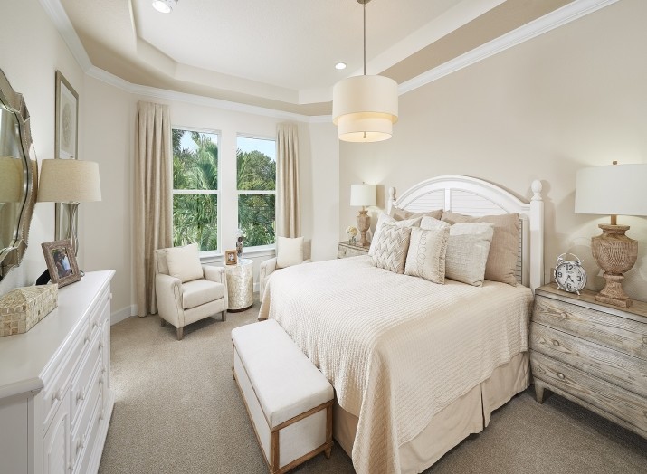 Großes Shabby-Chic Hauptschlafzimmer mit beiger Wandfarbe, Teppichboden und beigem Boden in Orlando