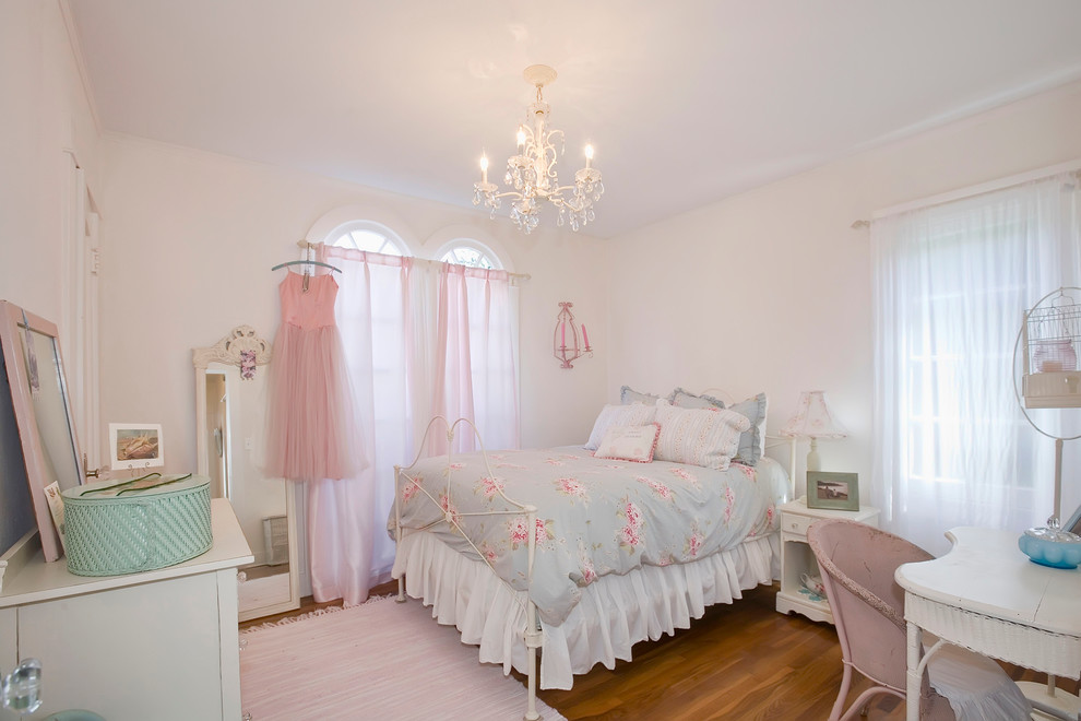 Imagen de dormitorio romántico con paredes blancas y suelo de madera en tonos medios