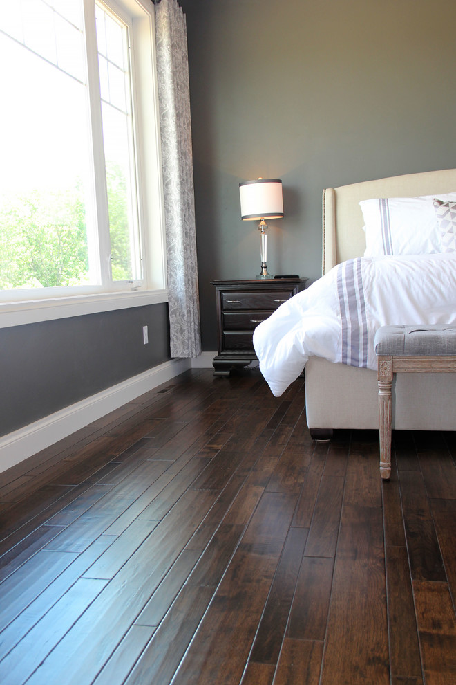 На фото: хозяйская спальня среднего размера в стиле шебби-шик с паркетным полом среднего тона, серыми стенами и коричневым полом без камина с