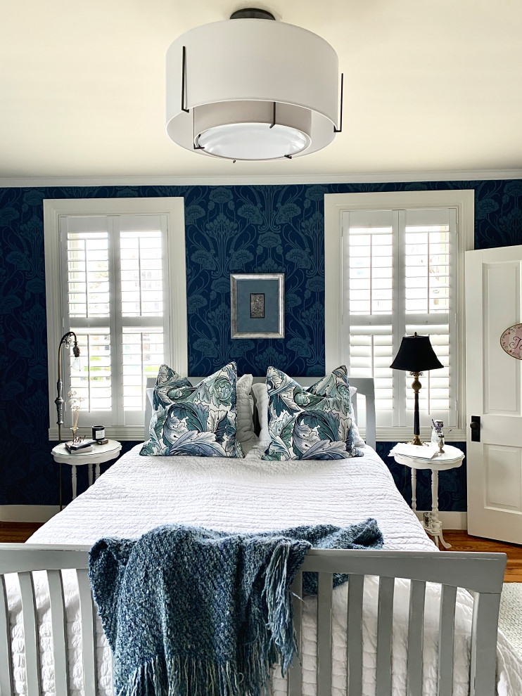 Inredning av ett shabby chic-inspirerat mellanstort gästrum, med blå väggar, heltäckningsmatta och grått golv