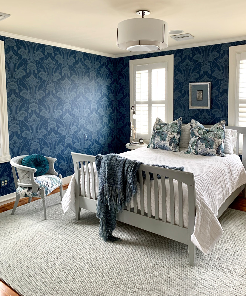 Modelo de habitación de invitados romántica de tamaño medio con paredes azules, moqueta, suelo gris y papel pintado