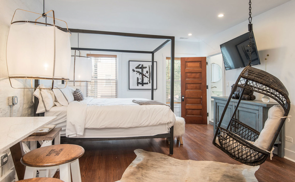 Modelo de dormitorio principal actual de tamaño medio sin chimenea con paredes blancas y suelo de madera en tonos medios