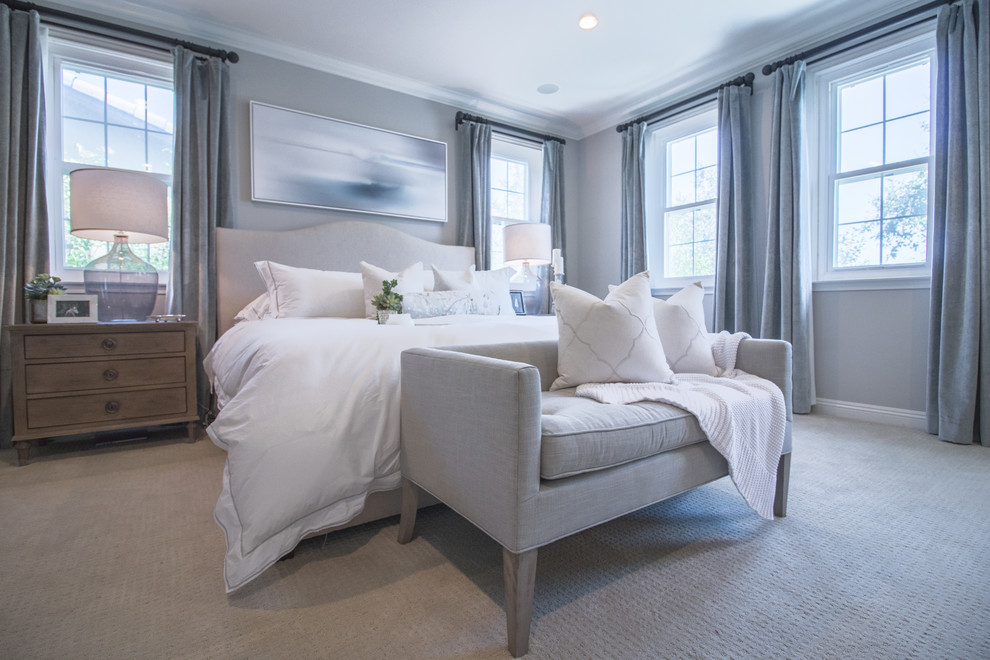 Großes Shabby-Style Hauptschlafzimmer mit grauer Wandfarbe, Teppichboden und beigem Boden in Orange County