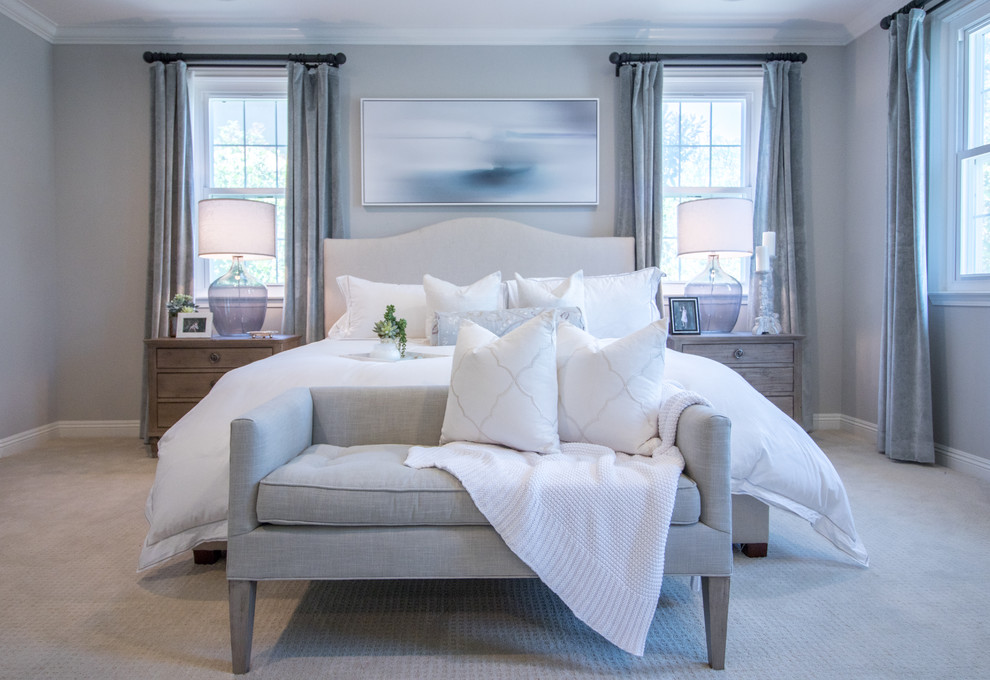 На фото: большая хозяйская спальня в стиле шебби-шик с серыми стенами, ковровым покрытием и бежевым полом