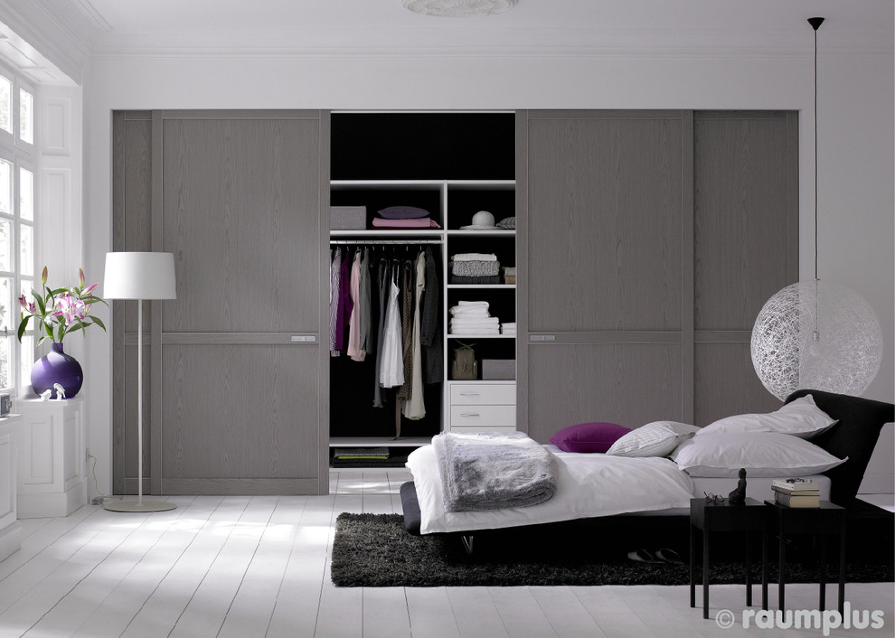 Kleines Shabby-Style Schlafzimmer ohne Kamin mit weißer Wandfarbe und hellem Holzboden in San Francisco