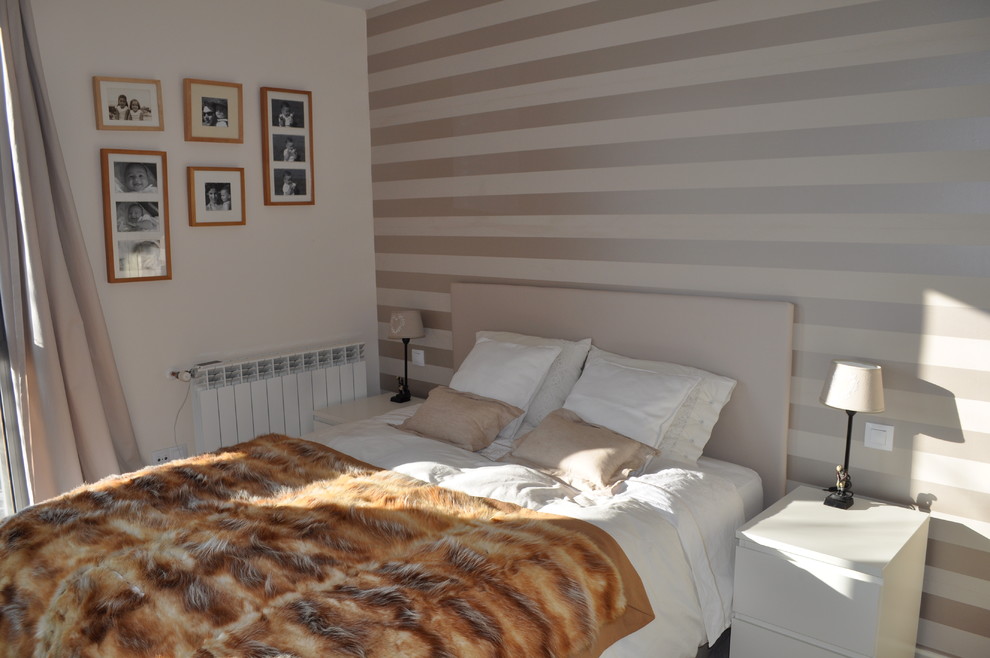 Inspiration för ett shabby chic-inspirerat sovrum, med flerfärgade väggar